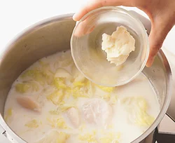 バターと小麦粉を混ぜて加え、少量の油分でとろみとコクをつける。