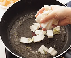 えびのうまみが出た汁に白菜を加えて炒めれば、油をカットできる。