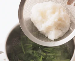 おろした大根の汁けをきって加えれば、味がうすまらない。