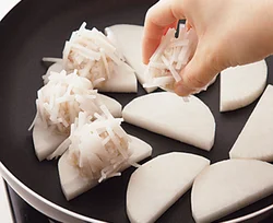 半月切りの大根を土台にして蒸す。焦げずにそれ自体も食べられる。