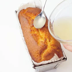 ケーキが熱いうちに熱いシロップをかければ、味がよりしみこむ。