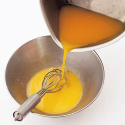 プリン液には牛乳の代わりにみかん果汁を入れて、風味満点に仕上げる。
