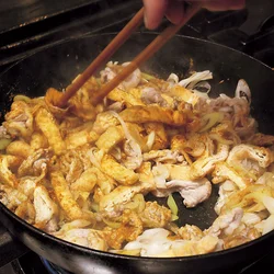 具材をカレー粉で炒め、香りを立たせる
