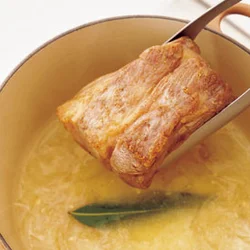 豚肉は表面を焼くことで、外はこうばしく、中はジューシーなおいしさを閉じ込めることができる。
