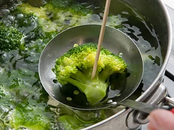 竹串がすっと通るまでやわらかくなってから冷水にとると、色がきれいに
