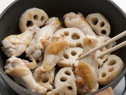 手羽元は両面を焼いてから煮ると、こうばしい香りが煮汁にも移る