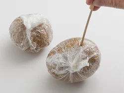ラップの上から竹串を刺し、中まですっと通るくらいになればOK