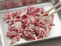 小麦粉をふると、スープの味となじみやすくなり、口当たりもよくなる