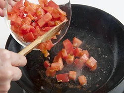 ソースは、豚肉を焼いたあとのフライバンで作ると肉のうまみも入っておいしくなる