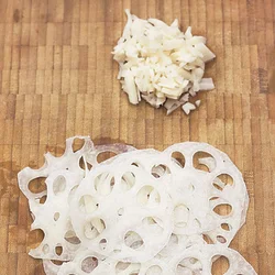 粗みじん切りにしたれんこんはこうばしく炒めて風味をアップ、薄切りのほうはシャキシャキとした食感を生かして。
