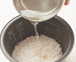 炊き込みご飯で難しいのは、水加減。先に調味料を加えてから、だし汁を目盛りまで注げば、水加減を失敗しない。