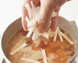 みそ汁は、先に汁の味を決めてから具を入れると簡単。沸騰させるとみその風味がとんでしまうため、みそを溶き入れたら、温めるくらいに。