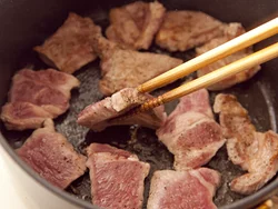 豚肉は焼き色がつくまで両面をしっかりと焼くことで、味がなじみやすくなる