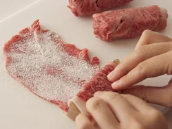 牛肉には小麦粉をしっかりとふって巻く。こうすることで、ばらけにくくなる
