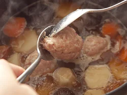 肉だねはゆるいので、２本のスプーンを使って形を作るとまとまりやすい