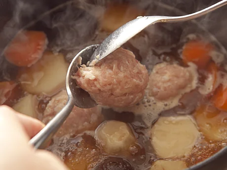 肉だねはゆるいので、2本のスプーンを使って形を作るとまとまりやすい