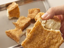厚揚げは一ロ大に手でちぎる。 こうすることで味がしみやすくなる