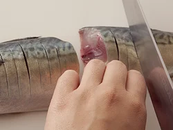 さばは切り込みを入れると、少ない油でも火が早く通る