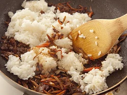 汁けをとばしたあと、ご飯を加えて混ぜると水っぽくならない