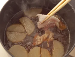 煮立った煮汁に片栗粉をまぶした豚肉を入れると、かたくならず、とろりとした食感に