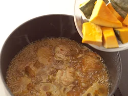 かぼちゃは最後に加え、落としぶたをして煮ると、煮くずれしにくい