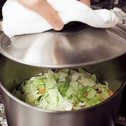 キャベツの葉を入れたらふたをし、野菜の持つ水分で蒸し焼きにする。それぞれの味が凝縮し、次第に甘い香りに変化する。