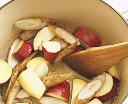 いも、ごぼうなどかたい野菜は先に炒めておくと火の通りがよくなる。