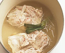 とり肉はゆで汁につけたまま約５分おいて余熱で火を通す。その際、上下を返しておくと、火がまんべんなく通る。