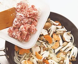 牛肉は粉をまぶして加えることで、かたまりにくくて、味もなじみやすくなる。