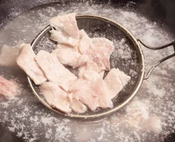 ぬるい湯から入れてレアな状態で引き上げると、やわらかく仕上がり、味もよくなじむ。