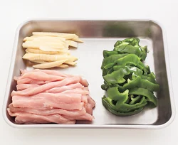不揃いだと加熱時間が長くなり、食感が悪くなる。丁寧に切って手早く炒めよう。