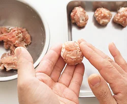 こま切れ肉は下味をよくもんでなじませると、味よく、食感もやわらかくなる。