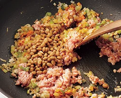 うまみ成分が多く、コクと香りづけに、麻婆豆腐や回鍋肉(ホイコーロー)などに使われる、豆豉(トウチ)の代わりにしても。適度な粘りを生かしたいので、軽く洗って調理するとよい。