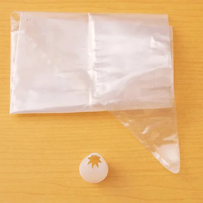 【Point! 星形の口金を使って】
チュロスを絞り出すときは、必ずギザギザの星形の口金を使ってください。丸形のものなどを使うと、中に空気がこもりやすく、揚げているときに生地がはじけるおそれがあります。星形の口金は、生クリームのおまけについていることもあるのでチェックしてみて。