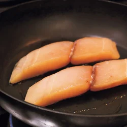 皮目から弱火でじっくり焼く