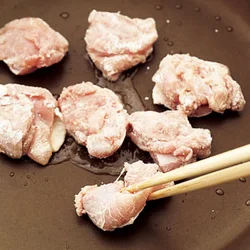 とり肉は皮目から焼くと、皮はパリッ、身はジューシーに仕上がる。また、小麦粉をまぶしておくことで調味料がからまりやすくなる。