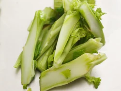 食感をやわらかく仕上げたいときには斜め薄切りにする