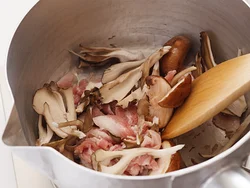 ごま油で豚肉ときのこを炒めると、コクが出ておいしくなる