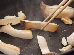 エリンギは焼き色をつけるように押さえながら焼くと、こうばしくなる