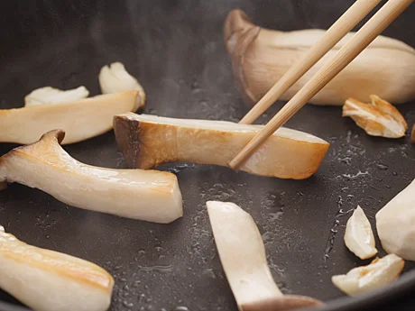エリンギは焼き色をつけるように押さえながら焼くと、こうばしくなる