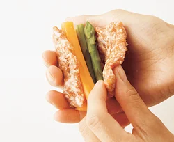 みそ豚シートは半解凍のままだと包みやすい。巻き終わりは肉どうしがくっつくようにして留める。