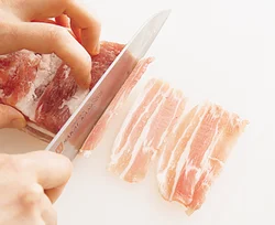 塩豚を半解凍状態にしてから切れば、簡単にしゃぶしゃぶのような薄さにカットすることができる。
