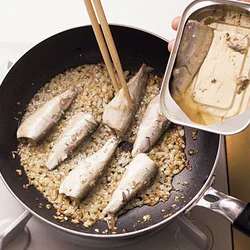 オイルサーディンはそのままでも食べられますが、あえて缶の油を使って揚げ焼きに。油にしみ出たうまみも味わえる。