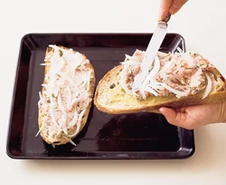 たねはナイフなどでパンの縁までのせ、しっかりと押し付けるようにする。こうすることで、パンが焦げにくくなる。