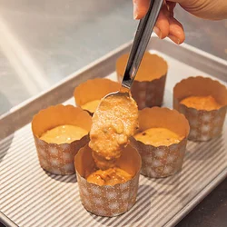 生地は焼くとふくらむので、紙カップの五〜六分目を目安に入れればOK。