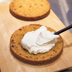 生地と生地の間にホイップクリームをはさむだけで、切り分けたときの断面が華やかになる。