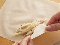 皮の手前に、じゃがいもの向きを揃えて具を置く。こうすると巻やすく、きれいに仕上がる