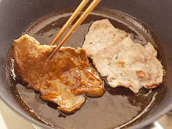 肉を戻し入れ、最後にソースをからめることで焦げつかずきれいに仕上がる