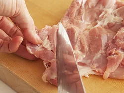 厚みのあるところに斜めに包丁を入れて開き、全体に厚みが均一になるようにする