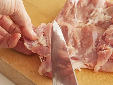 厚みのあるところに斜めに包丁を入れて開き、全体に厚みが均一になるようにする